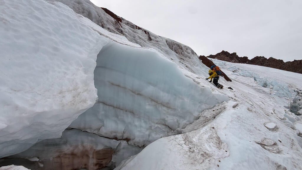 Florida man injured climbing California's Mount Shasta rescued after 2 nights in freezing temps — CBS Miami, Houston Technology news